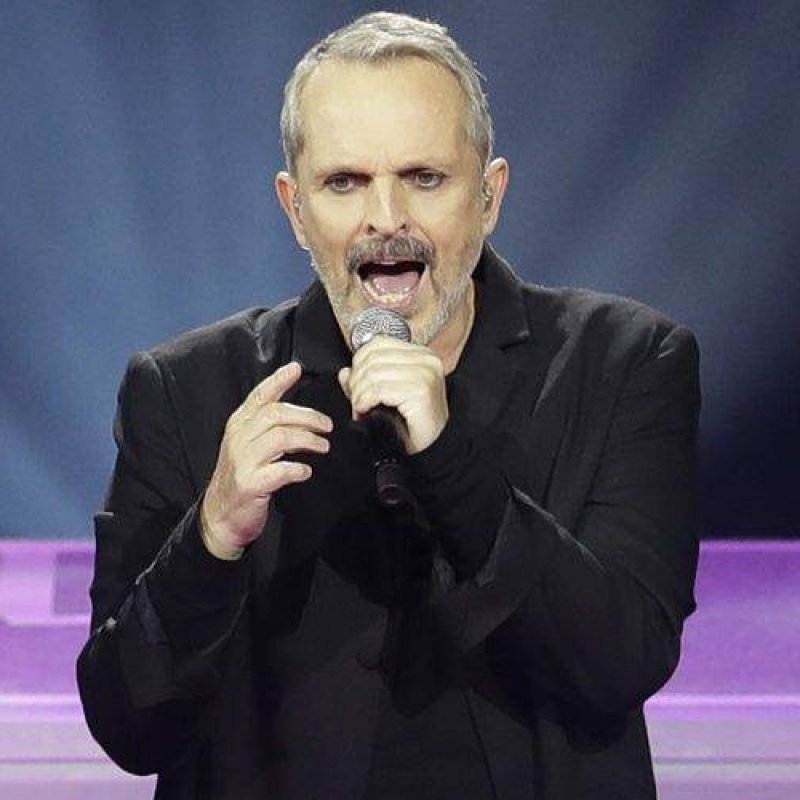 Miguel Bosé posa por primera vez con sus hijos Miguel Bosé posa por primera vez con sus hijos
