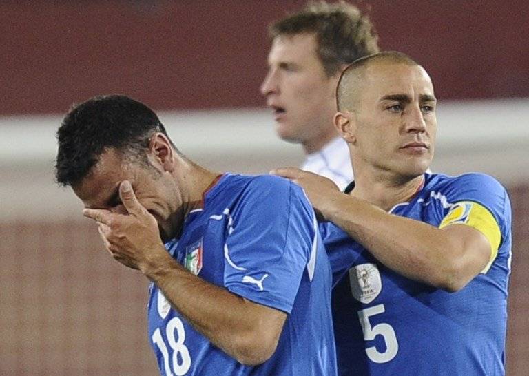 Quagliarella y Cannavaro lamentando la eliminación en la fase de grupos de Sudáfrica 2010 tras caer 3-2 ante Eslovaquia / Foto: AFP