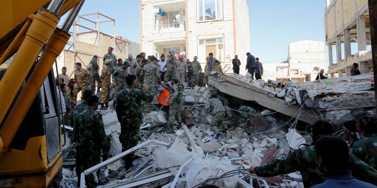 Resultado de imagen para Suben las víctimas del terremoto de Irán a 328 muertos y casi 4.000 heridos