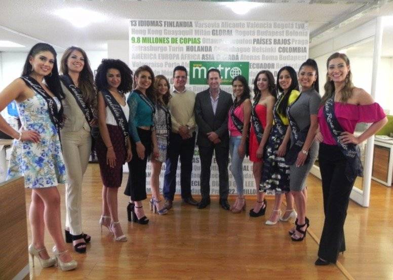 Candidatas a Reina de Quito junto Hernán Cueva, gerente de Metro Ecuador y Christian Llerena, editor del medio