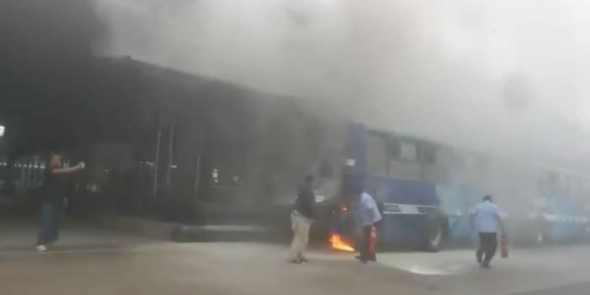 Unidad de Metrovía se incendia en Guayaquil