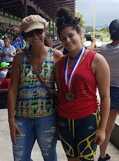 Faviola –junto a su madre en la foto– es la campeona de Pértiga del Departamento de Educación, demostrando que su condición de diabetes tipo 1 no la limita. "La diabetes tipo 1 no es un límite ni un impedimento para alcanzar las metas y realizarse en la v
