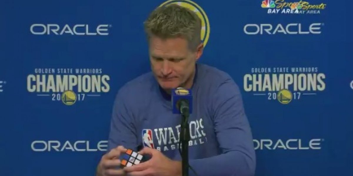 VIDEO Steve Kerr arma Cubo de Rubik en conferencia de prensa
