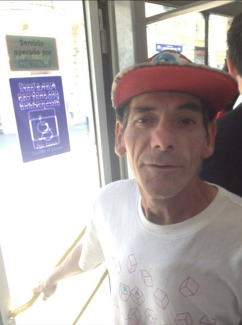 Ricardo Quintanilla (54), primer vendedor de helados en subirse a un bus eléctrico