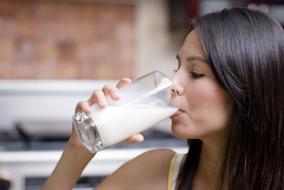 Mujer vaso de leche
