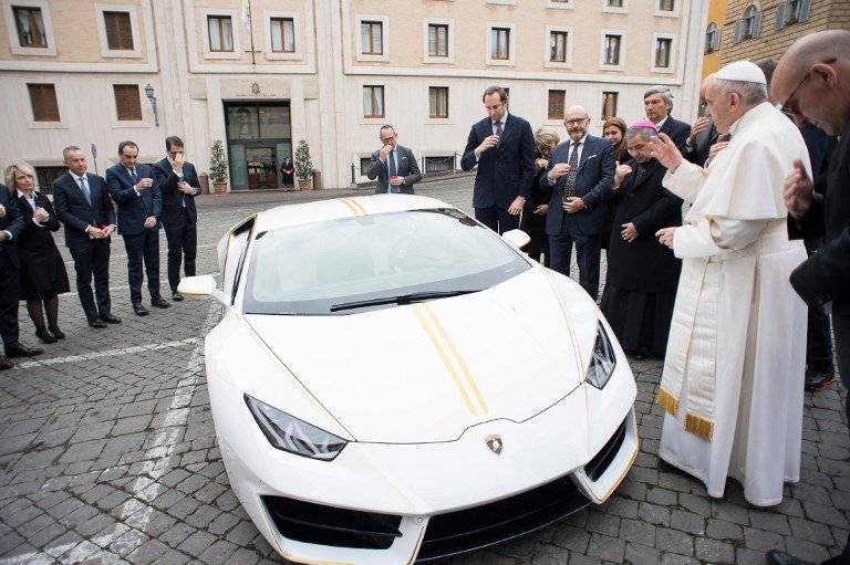 El papa Francisco bendice un Lamborghini