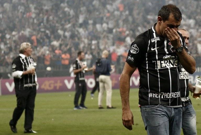 Carille se emocionó hasta las lágrimas con el título / imagen: AFP