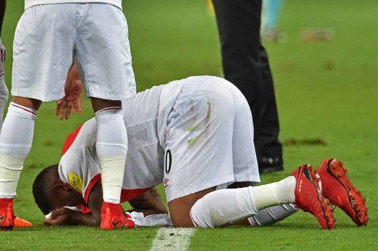 Farfán besó la camiseta de su compadre en un festejo donde Guerrero no estuvo ausente / imagen: AFP