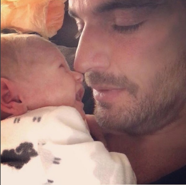 Julián Gil e hijo.