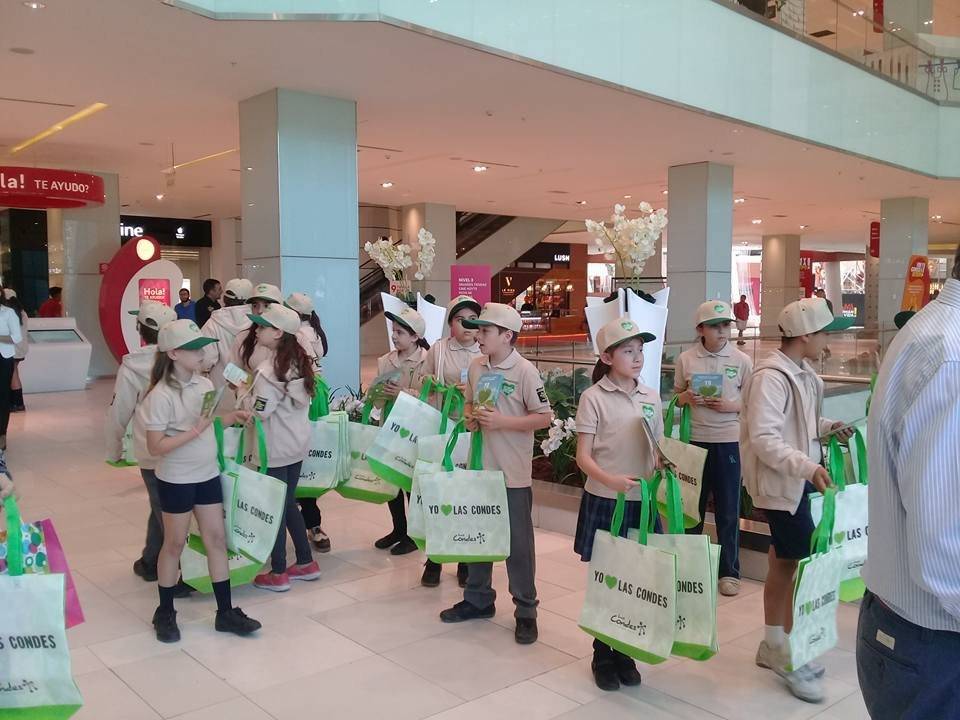 Niños siembran conciencia sobre la bolsa reutilizable.