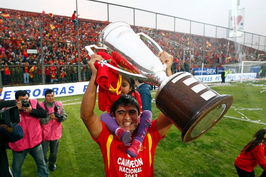 El Curri con el trofeo de campeón que conquistó con la Unión del Coto Sierra en el Transición 2013 / Foto: Agencia UNO