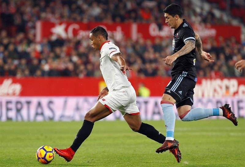 El Tucu Hernández marcando al colombiano Luis Fernando Muriel / Foto: EFE