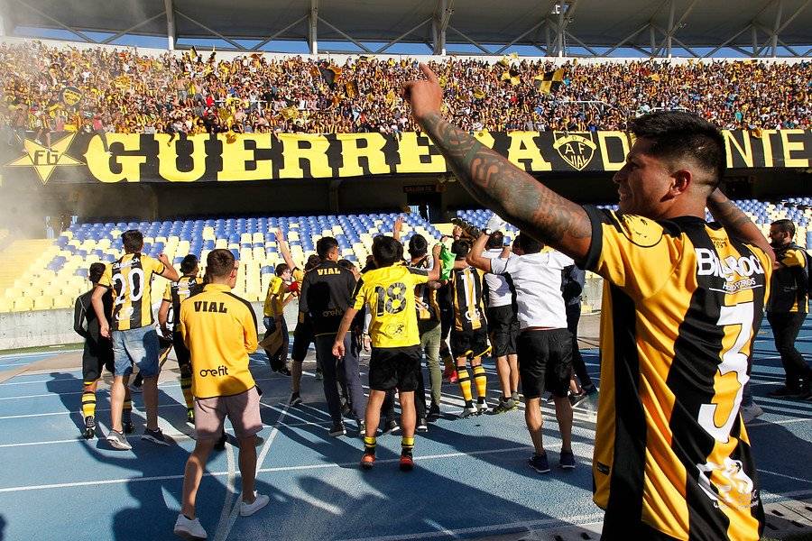 Más de 10 mil fanáticos llegaron a alentar al Vial ante Salamanca en el Ester Roa / Foto: Photosport
