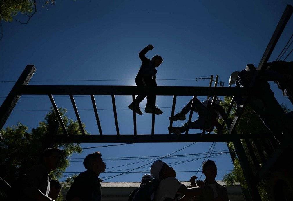 Niños comparten en los juegos.