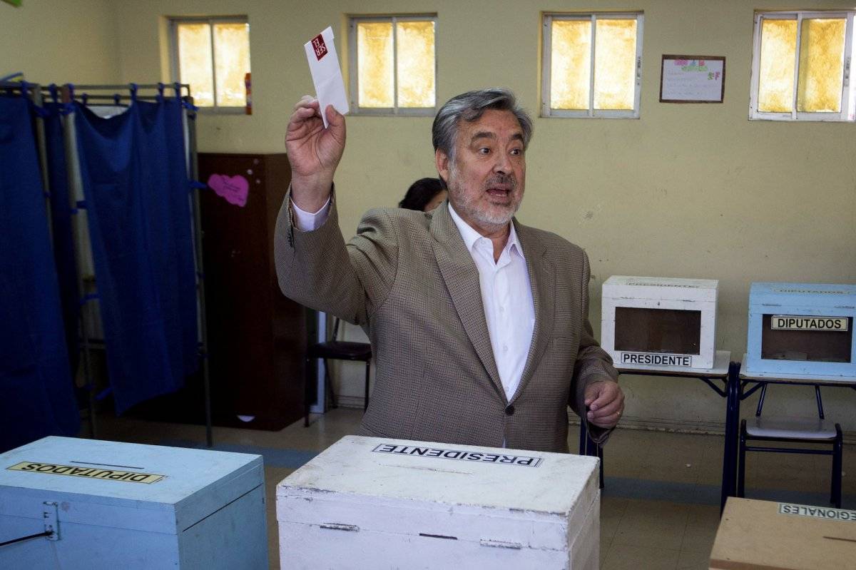 El candidato presidencial de la coalición Nueva Mayoría, Alejandor Guillier, emite su voto durante las elecciones presidenciales en Antofagasta, Chile, el domingo 19 de noviembre de 2017. (Cristian Rudolffi/Aton Chile via AP)