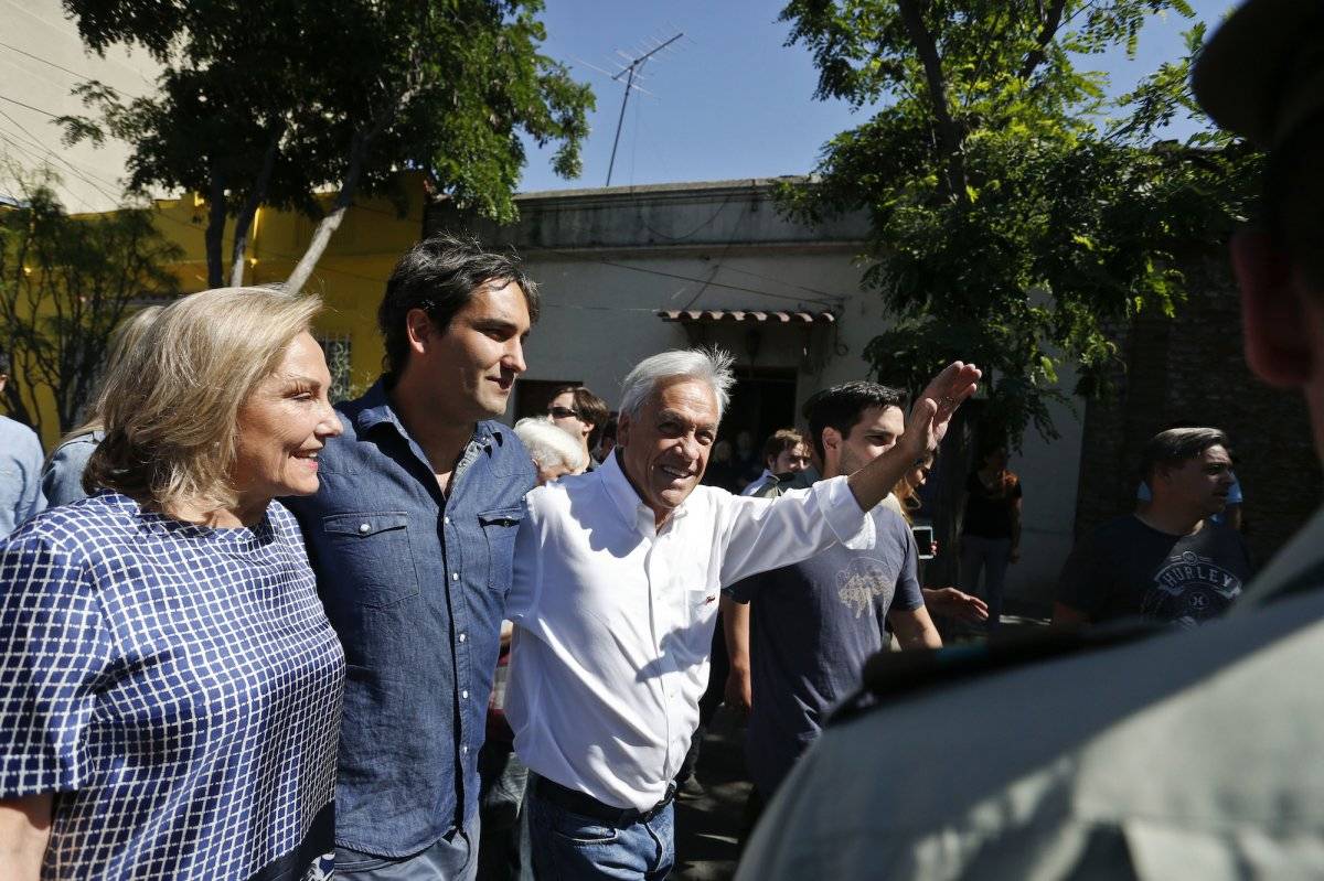 El expresidente y actual candidato Sebastián Piñera, saluda a sus simpatizantes después de emitir su voto durante las elecciones generales en Santiago de Chile el domingo 19 de noviembre de 2017. (AP Foto/Luis Hidalgo)