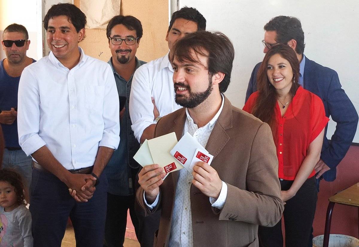 Jorge Sharp, alcalde del Frente Amplio en Valparaíso, votando este domingo / imagen: Agencia UNO