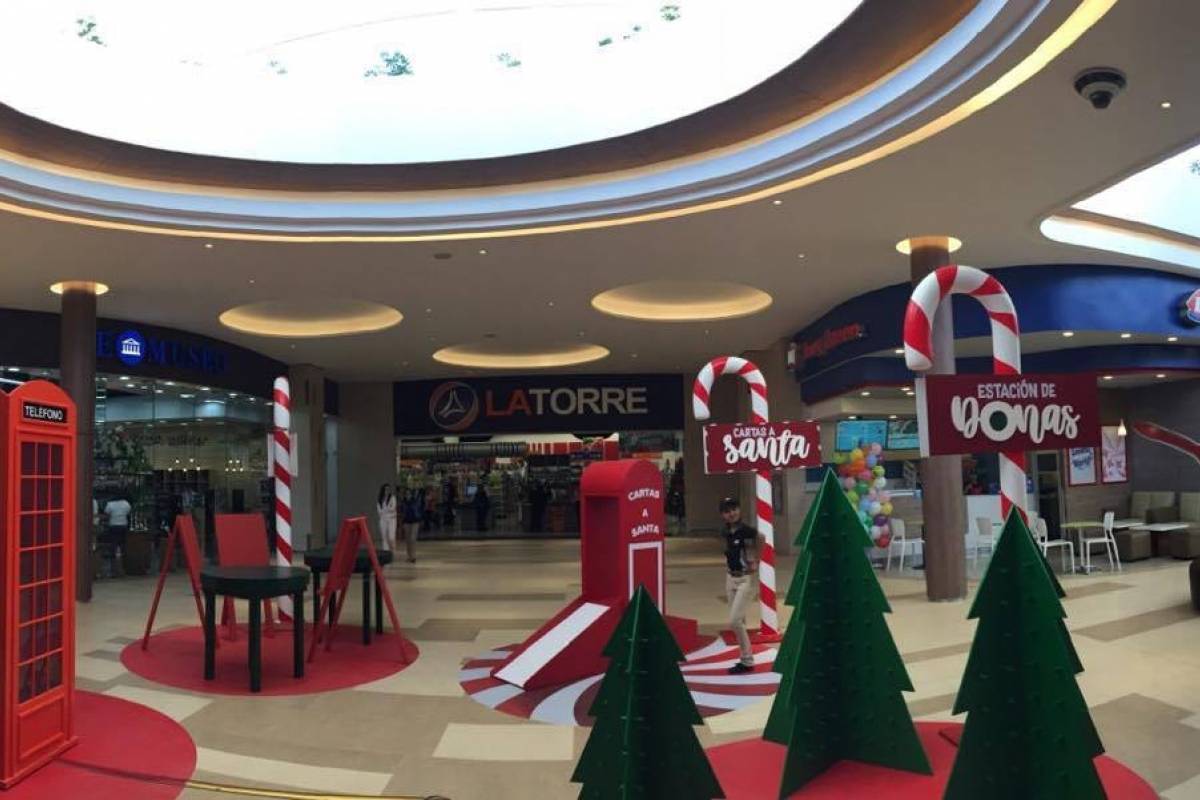 Más de 20 tiendas y un supermercado abren sus puertas en la nueva área