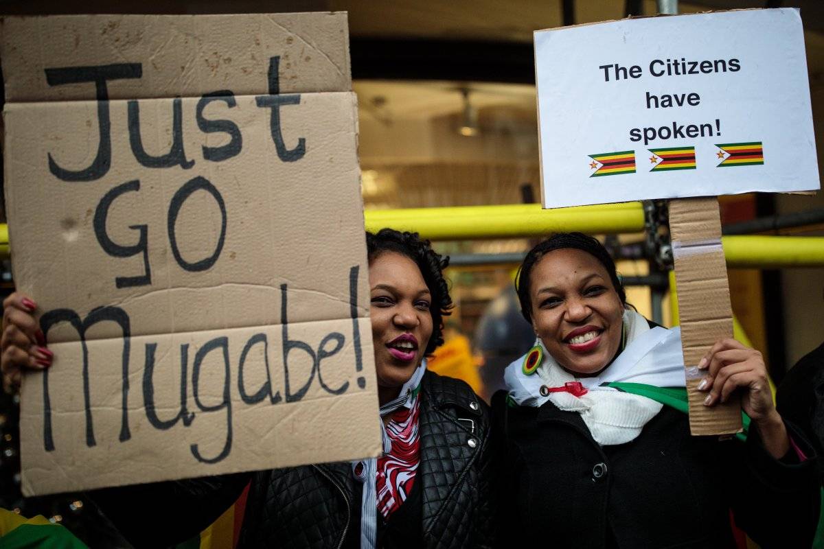Zimbabuenses protestas en Londres contra Robert Mugabe.