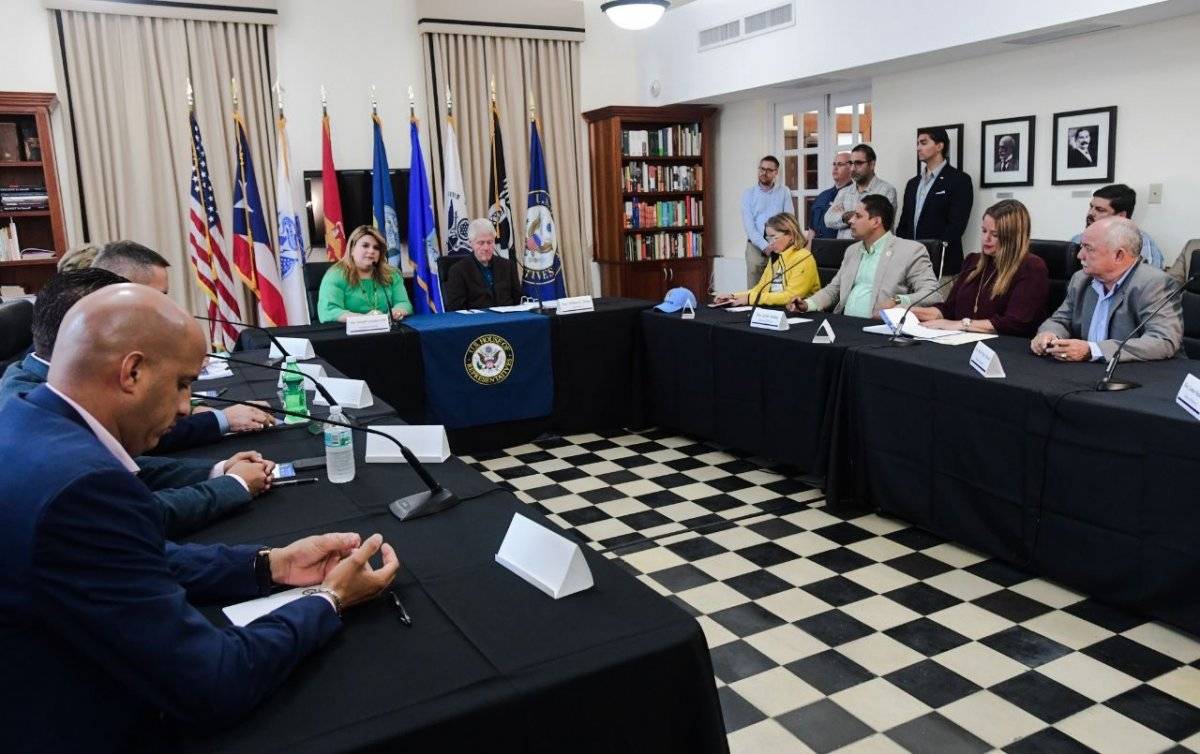 El grupo de 10 alcaldes y la comisioanda residente en Washington, Jennifer González-Colón, reunidos ayer con el expresidente de Estados Unidos, Bill Clinton. / Suministrada