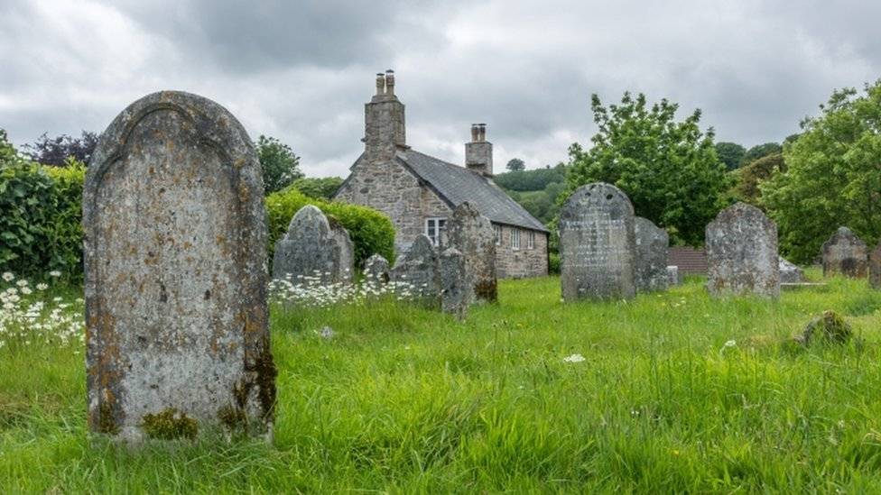 98776909gravestones-e6d088fbe6574d400e59983cbc5972a2.jpg