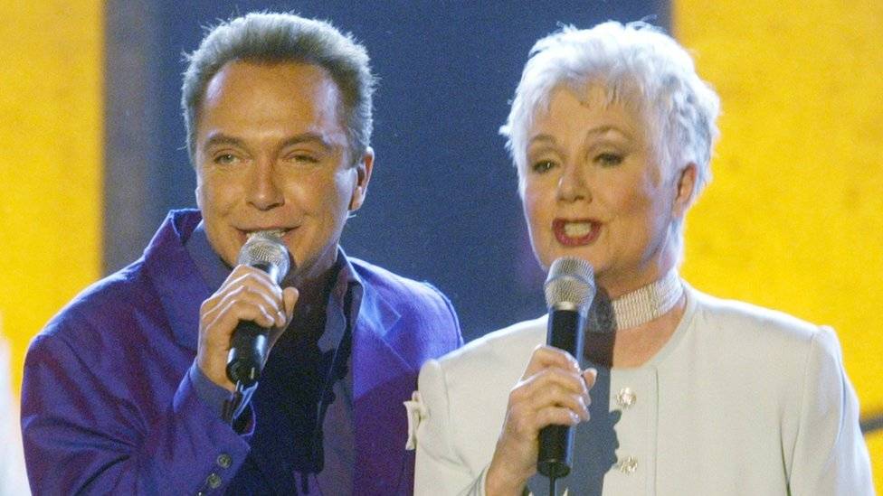 98854221shirleyjonesanddavidcassidystarsofthetelevisionshowthepartridgefamily2003reuters-44b05f9e0054adcb2abd55b4260abf23.jpg