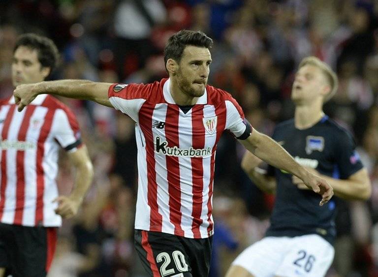 Aritz Aduriz, goleador del Bilbao, portando el brazalete negro en el duelo ante el Hertha / Foto: AFP