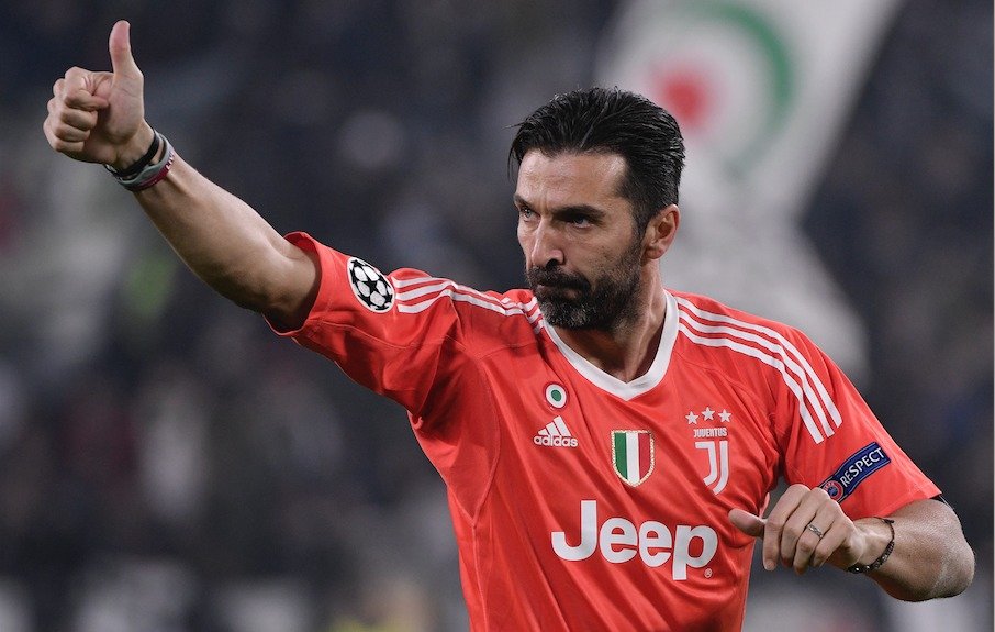 Gianluigi Buffon se despide antes de salir de la cancha