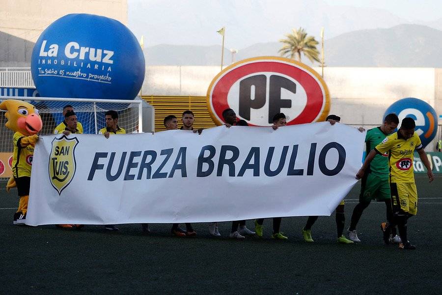 El plantel de San Luis mostró su apoyo a Braulio Leal con este lienzo en los minutos previos del duelo ante la U de Concepción en Quillota / Foto: Photosport