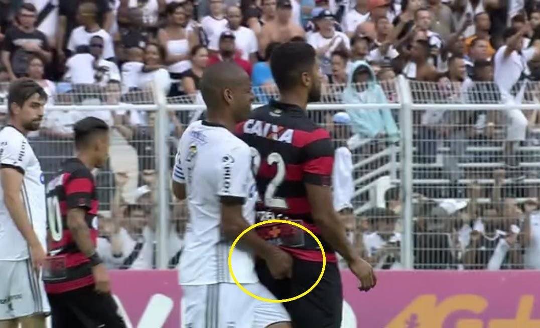 Rodrigo deu dedada em Tréllez e acabou expulso aos 19 minutos do primeiro tempo (Foto: Reprodução/TV)