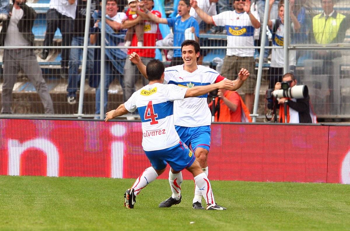 Álvarez y Mirosevic celebrando un gol del Milo en el triunfo 4-0 sobre Colo Colo el 16 de octubre de 2011, cuando volvieron los clásicos a San Carlos / Foto: Photosport