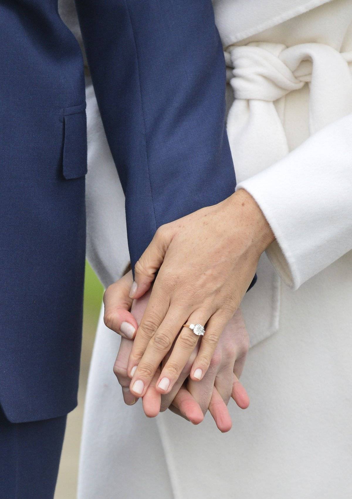 La actriz estadounidense Meghan Markle luce su anillo de compromiso al posar con el príncipe Enrique de Inglaterra para la prensa en el Palacio de Kensington, en Londres, el lunes 27 de noviembre del 2017. / AP