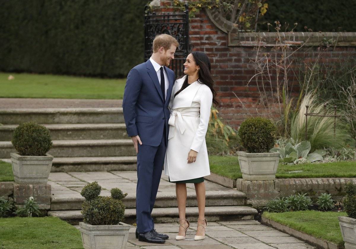 El príncipe Enrique de Inglaterra y su prometida, la actriz estadounidense Meghan Markle. / AP