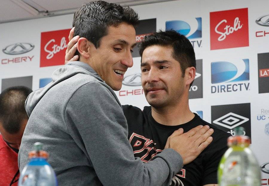 El abrazo entre Mirosevic y Álvarez en el día del retiro del Milo / Foto: Photosport