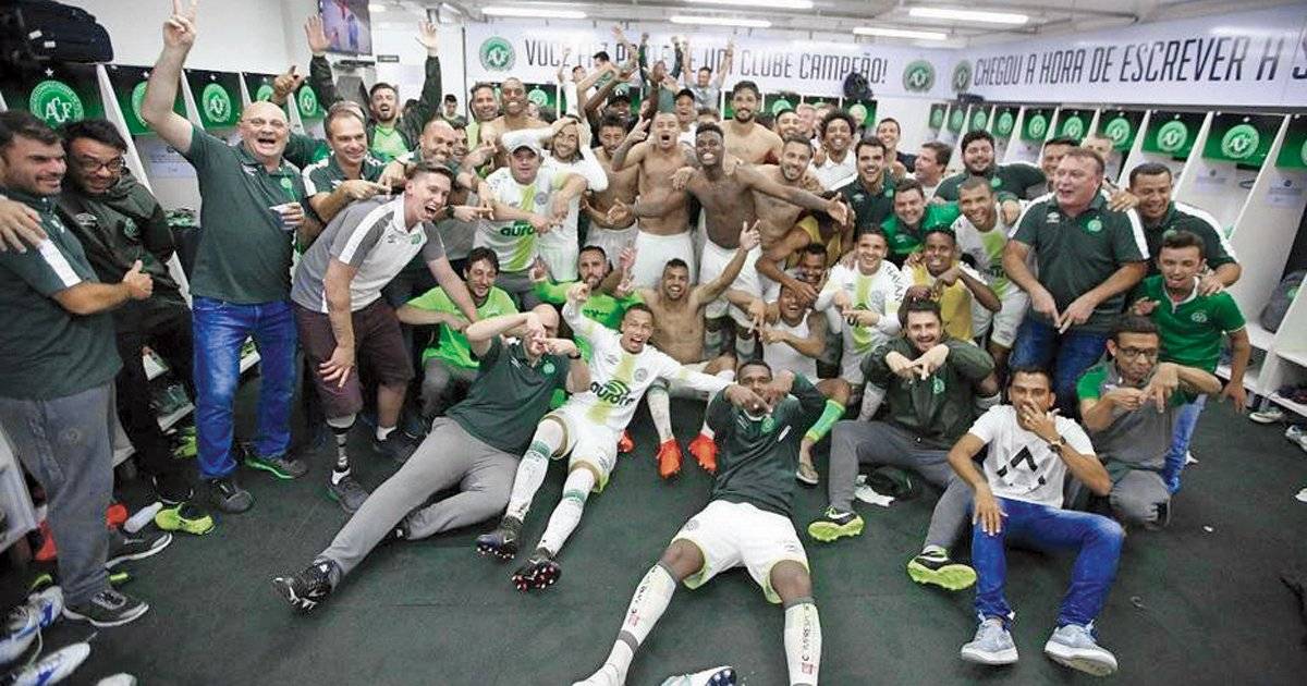 Jogadores da Chape celebram permanência na Série A