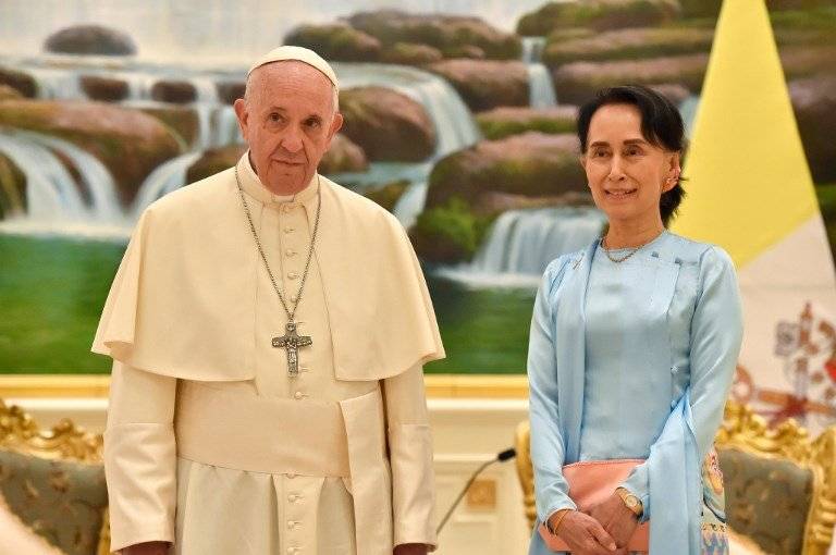 El papa Francisco y Aung San Suu Kyi