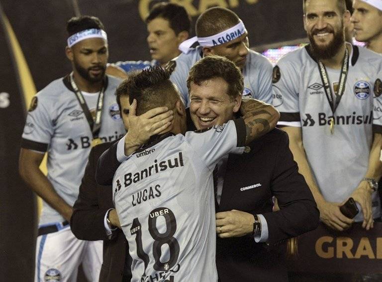 Lucas Barrios finalmente bajó la Copa Libertadores / imagen: AFP
