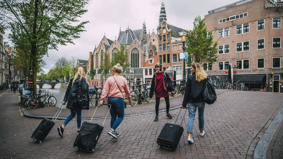 98965930tourists-ccdf6d2890a6c8247c8a0cd8f57f1ae8.jpg