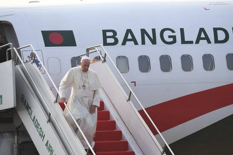 Papa Francisco llega a Bangladés