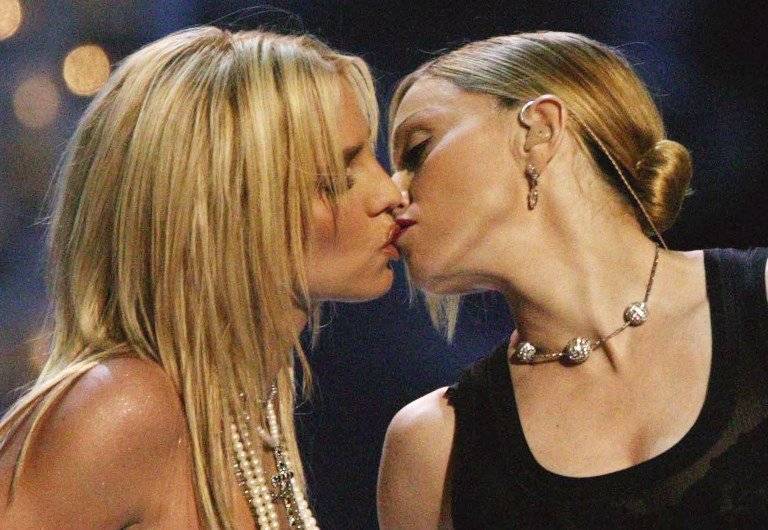 Beso entre Britney Spears y Madonna
