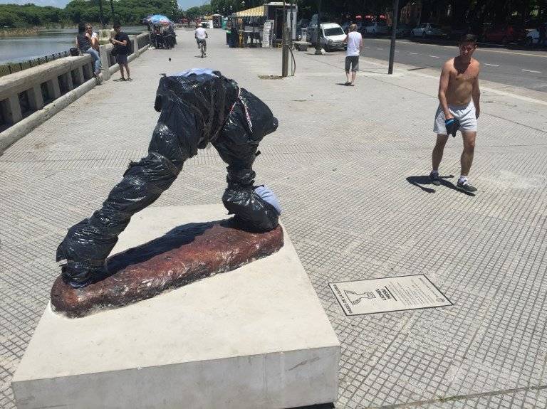 Estatua de Lionel Messi vandalizada