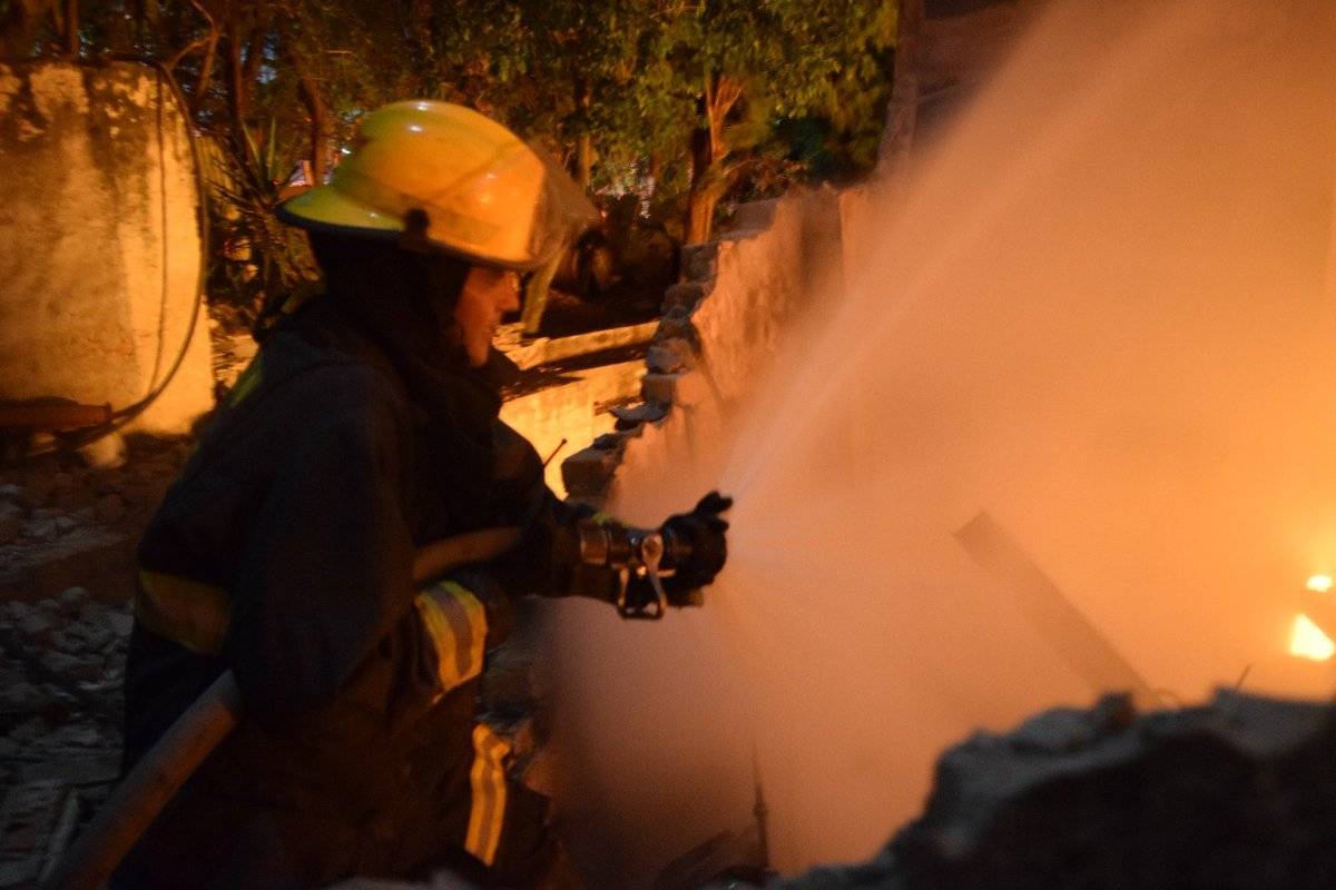 Desalojan a 150 personas por incendio en taller de carpintería