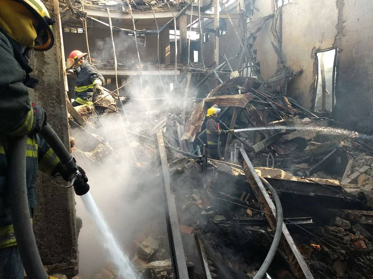 Desalojan a 150 personas por incendio en taller de carpintería