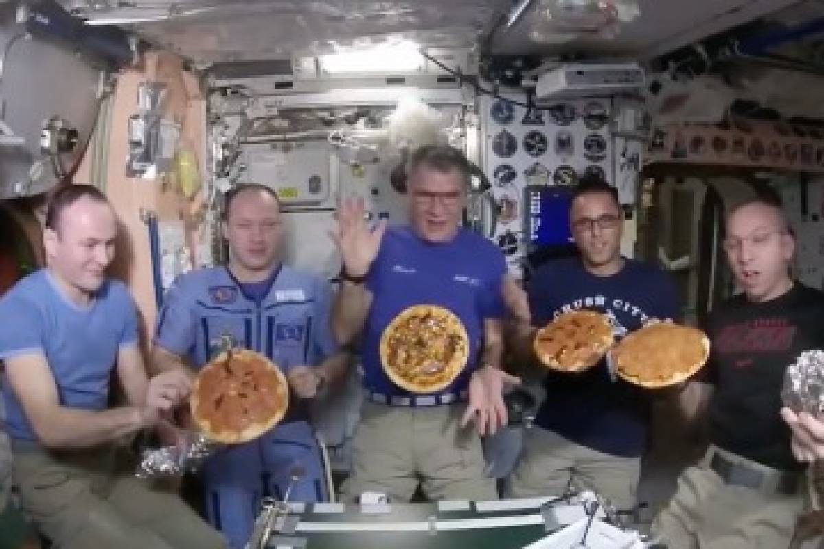 Llega la navidad al espacio y astronautas arman una ¿fiesta de pizza? Llega la navidad al espacio y astronautas arman una ¿fiesta de pizza?