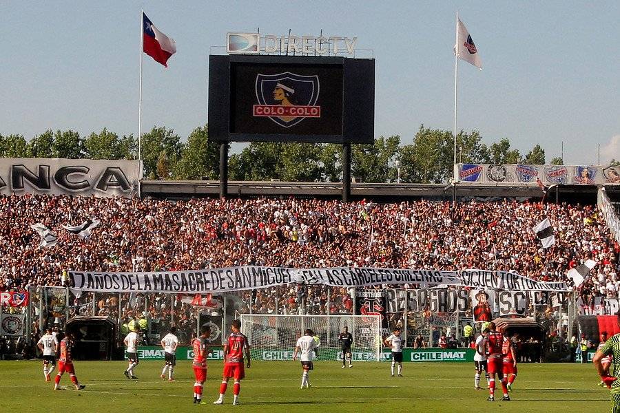 Los hinchas de Colo Colo recordaron a los fallecidos en el incendio de la cárcel de San Miguel / imagen: Photosport