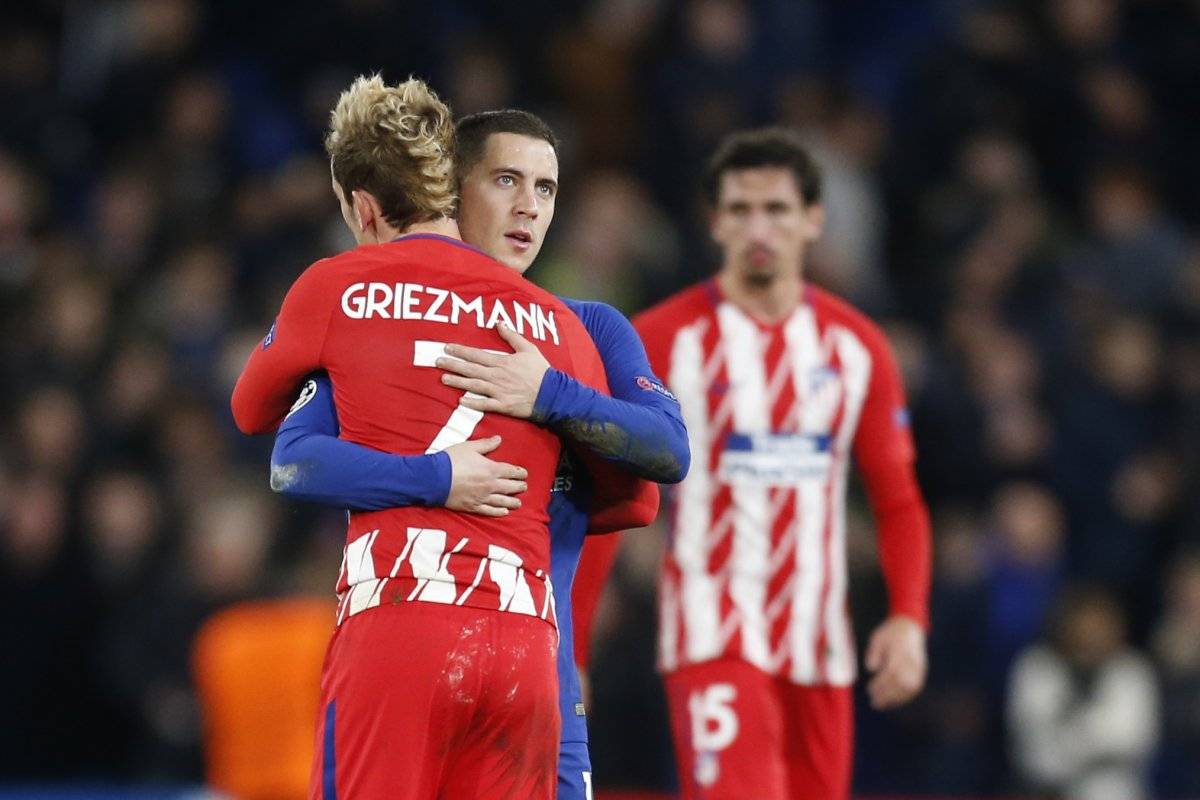 Griezmann es consolado por un rival.