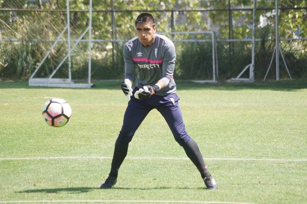 Álvaro Ogalde, de 20 años, aún no vive su debut a nivel profesional / Foto: cruzados.cl