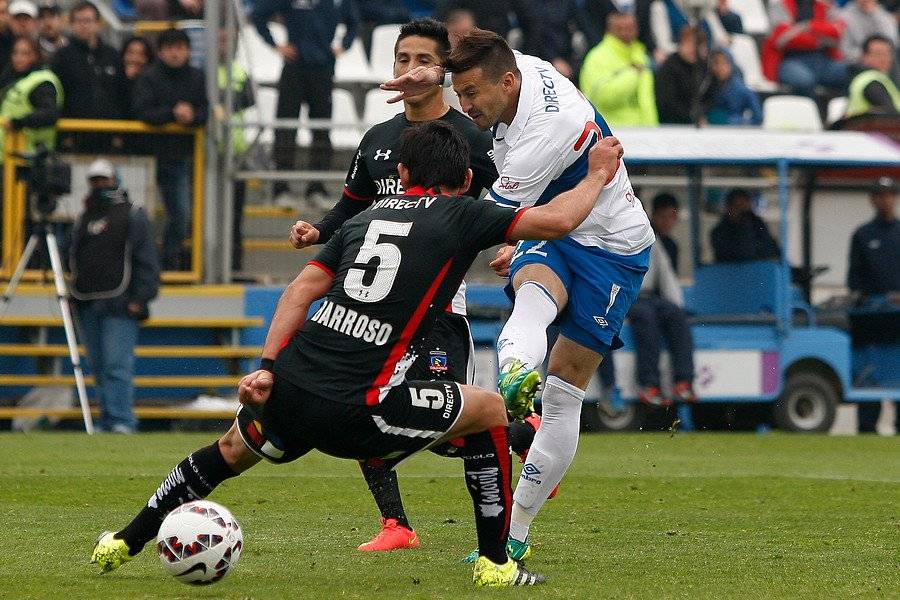 Roberto Gutiérrez definiendo entre las piernas de Julio Barroso en el triunfo 2-1 sobre Colo Colo / Foto: Photosport