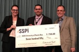Lee R. Chevres fue el encargado de finalizar la propuesta y enviarla. También fue el presentador de la misma en la Universidad Central de la Florida.
