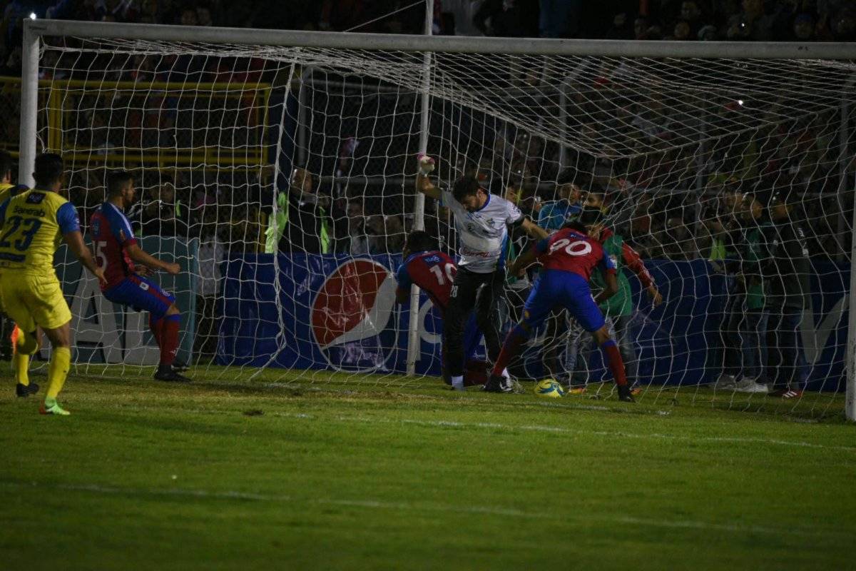 Todo empezó entre una pelea del colombiano Zapata y el portero García.